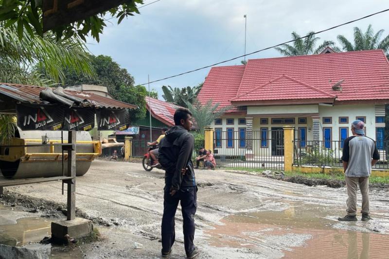 Gubri Abdul Wahid Komit Perbaiki Jalan Poros Rohil dan Rohul